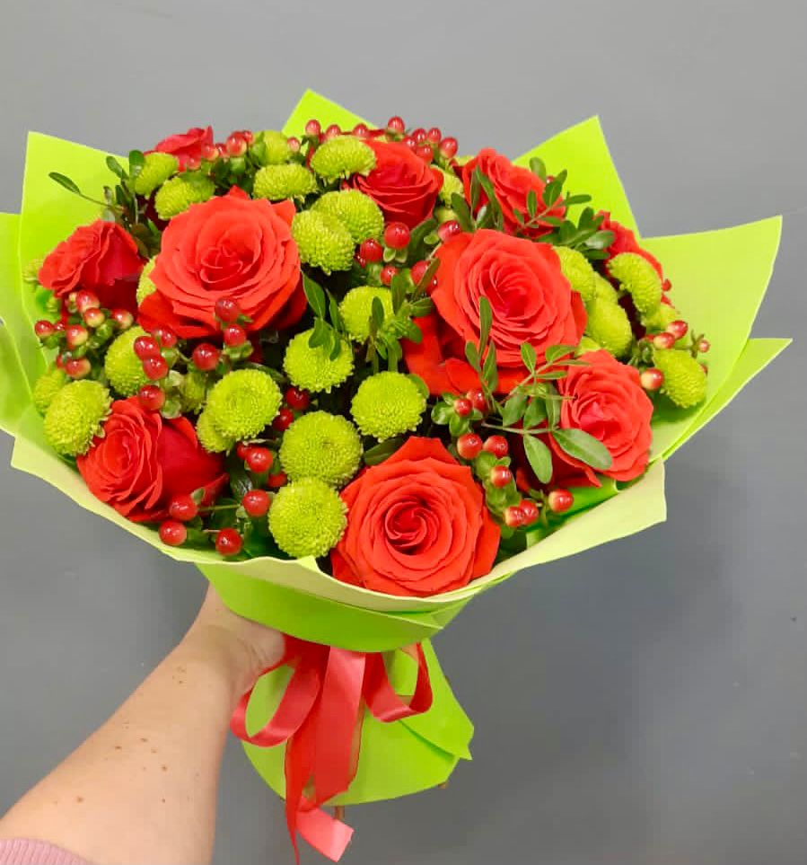 Букет цветов из: Хризантемы и Розы в Греческом