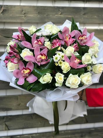 Букет цветов из: Розы и Хризантемы в Греческом