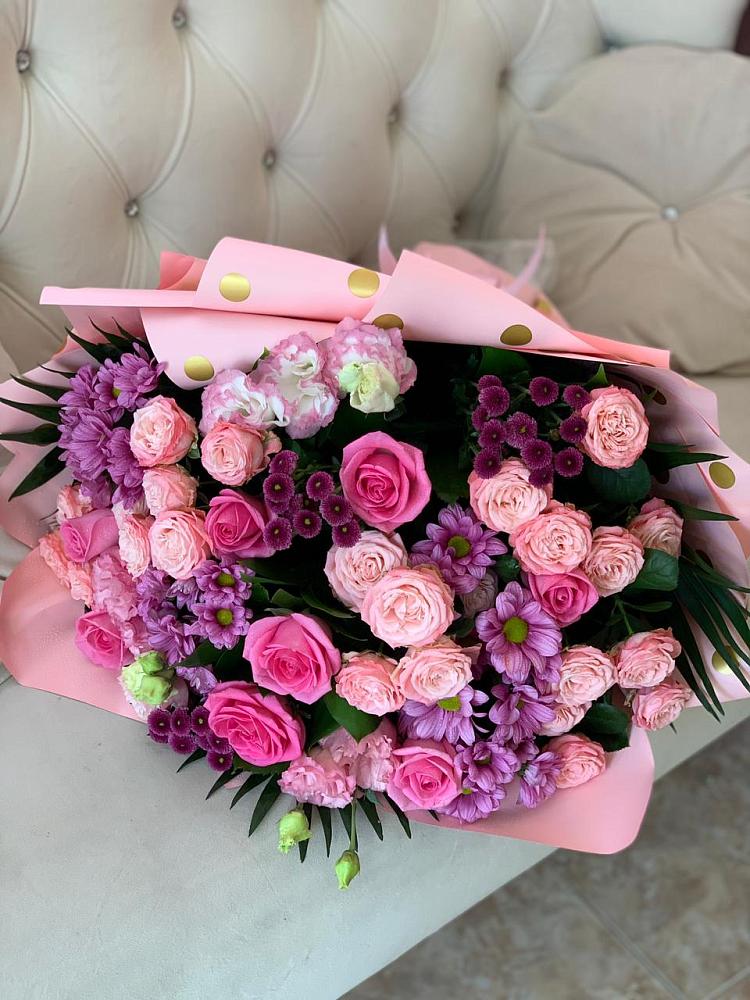 Букет цветов из: Хризантемы, Розы и Лизиантусы в Греческом