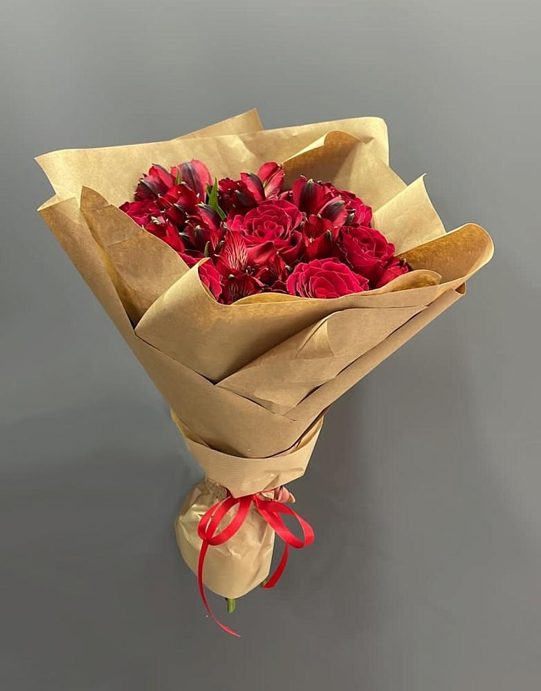 Букет цветов из: Альстромерии и Розы в Греческом