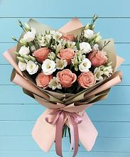 Букет цветов из:  Розы, Альстромерии и Лизиантусы в Греческом