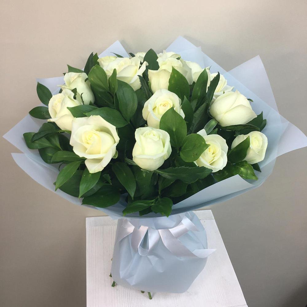 Букет 15 Белых роз Проуд в Греческом