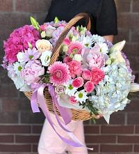 Цветочная композиция из Розы, Хризантемы, Пионы и Лизиантусы в корзине #REPLACE_PRED# Греческом