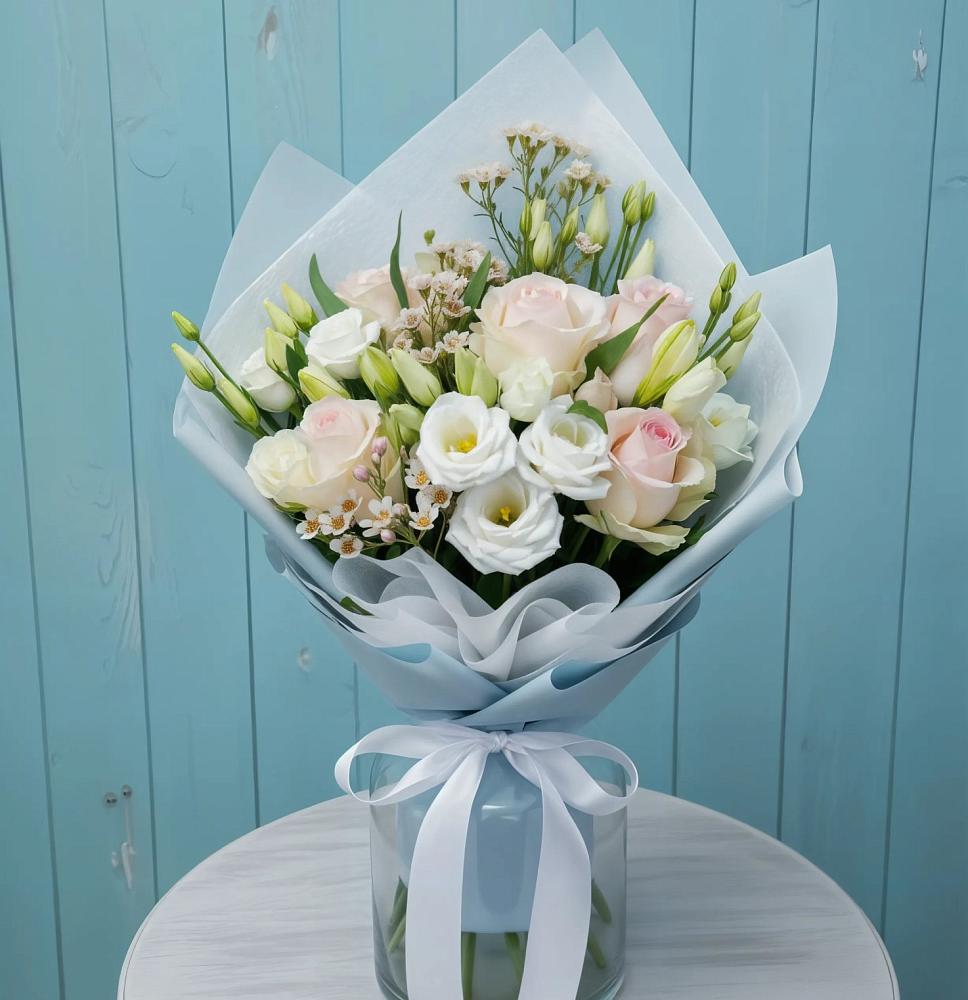 Букет цветов из: Розы и Лизиантусы в Греческом