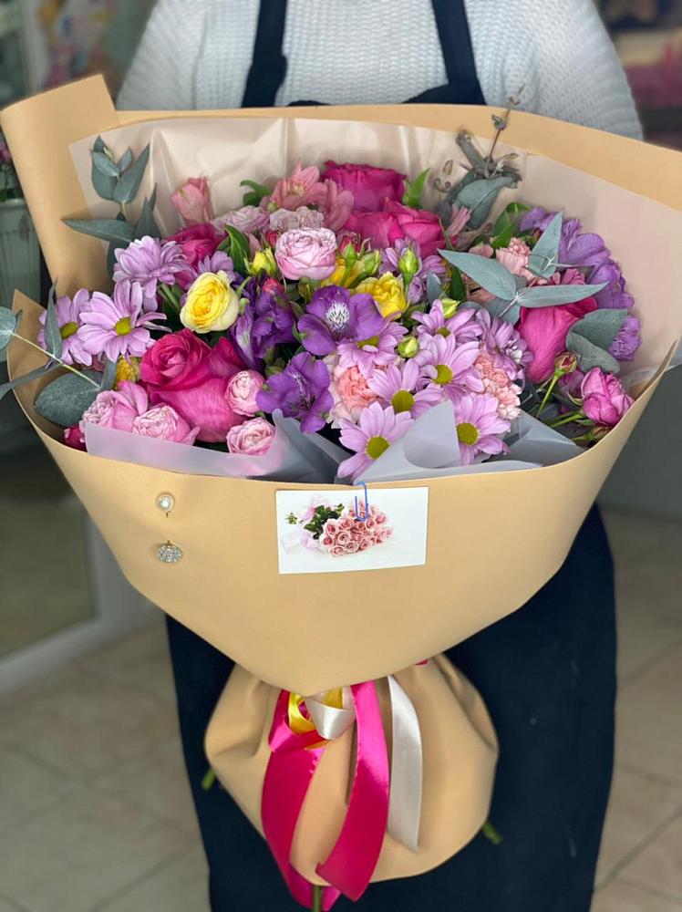 Букет цветов из: Хризантемы, Гвоздики и Альстромерии в Греческом