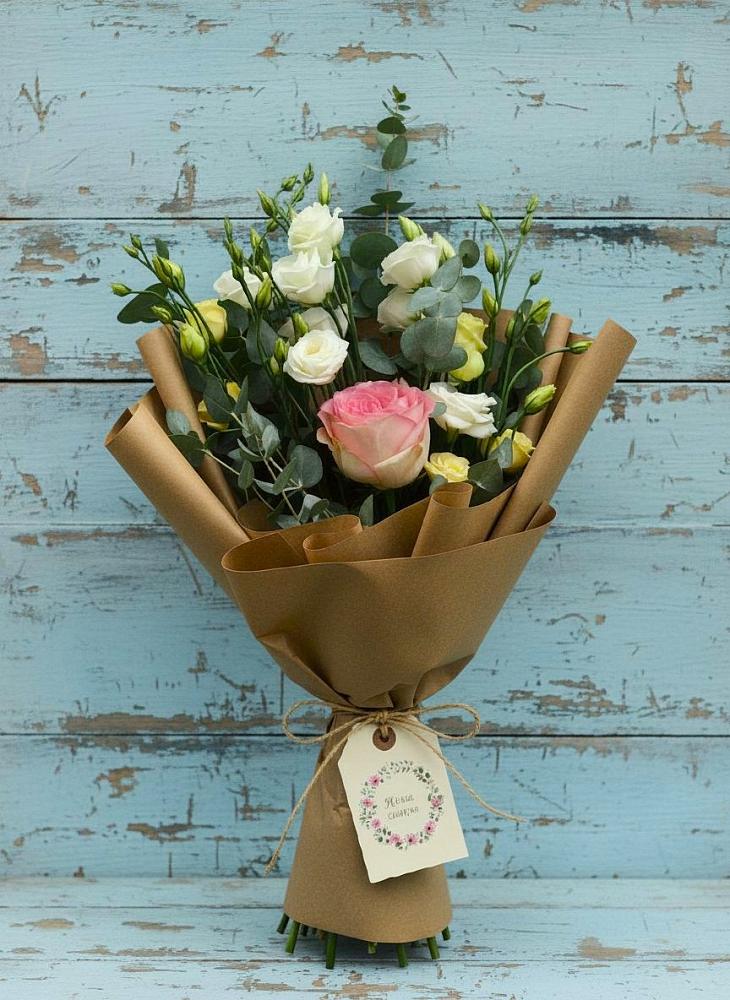 Букет цветов из: Розы и Лизиантусы в Греческом