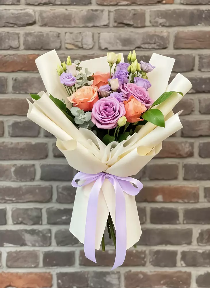 Букет цветов из: Лизиантусы и Розы в Греческом