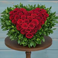 Цветочная композиция из Розы в виде сердца в Греческом