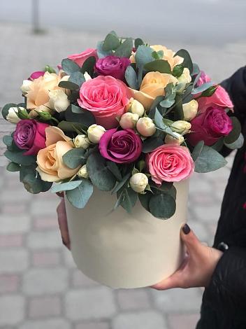 Цветочная композиция из Розы в шляпной коробке в Греческом