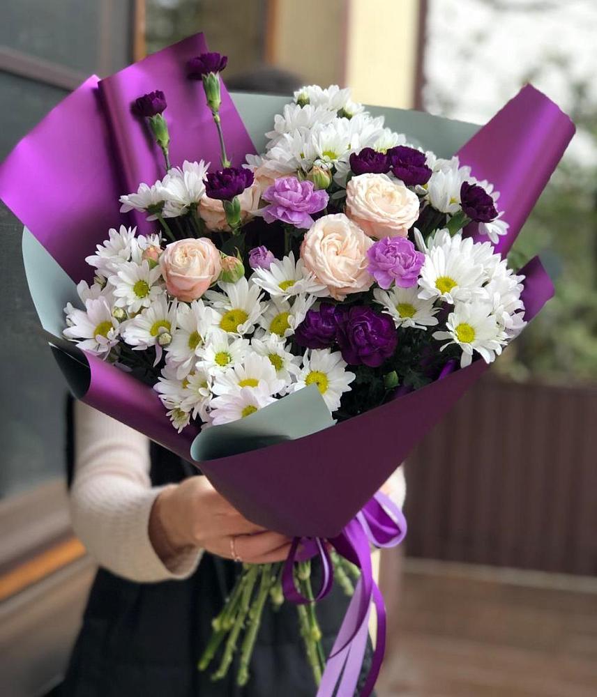 Букет цветов из: Хризантемы, Гвоздики и Розы в Греческом