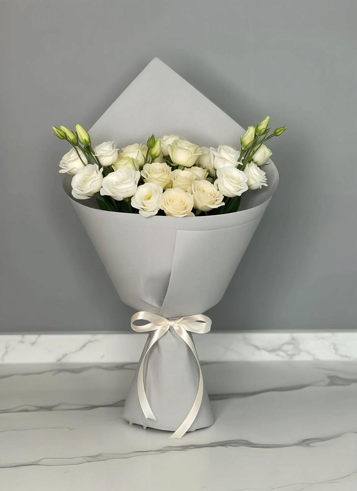 Букет цветов из: Розы и Лизиантусы в Греческом