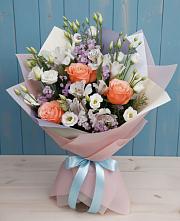 Букет цветов из:  Лизиантусы, Розы, Альстромерии и Гипсофила в Греческом