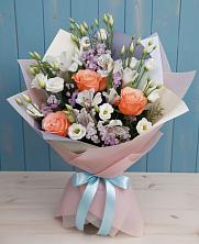 Букет цветов из:  Лизиантусы, Розы, Альстромерии и Гипсофила в Греческом