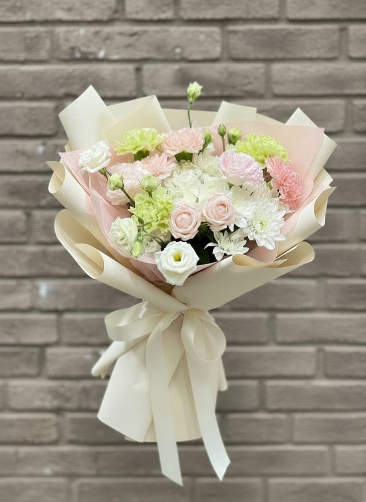 Букет цветов из: Гвоздики, Розы, Лизиантусы и Хризантемы в Греческом