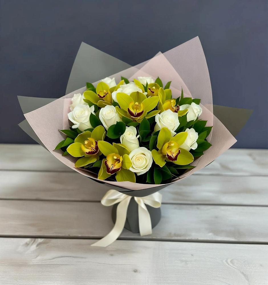 Букет цветов из: Орхидеи и Розы в Греческом