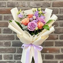 Букет цветов из:  Лизиантусы и Розы в Греческом