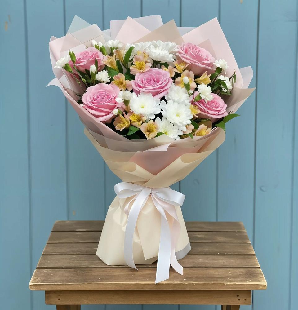 Букет цветов из: Гвоздики, Орхидеи и Розы в Греческом