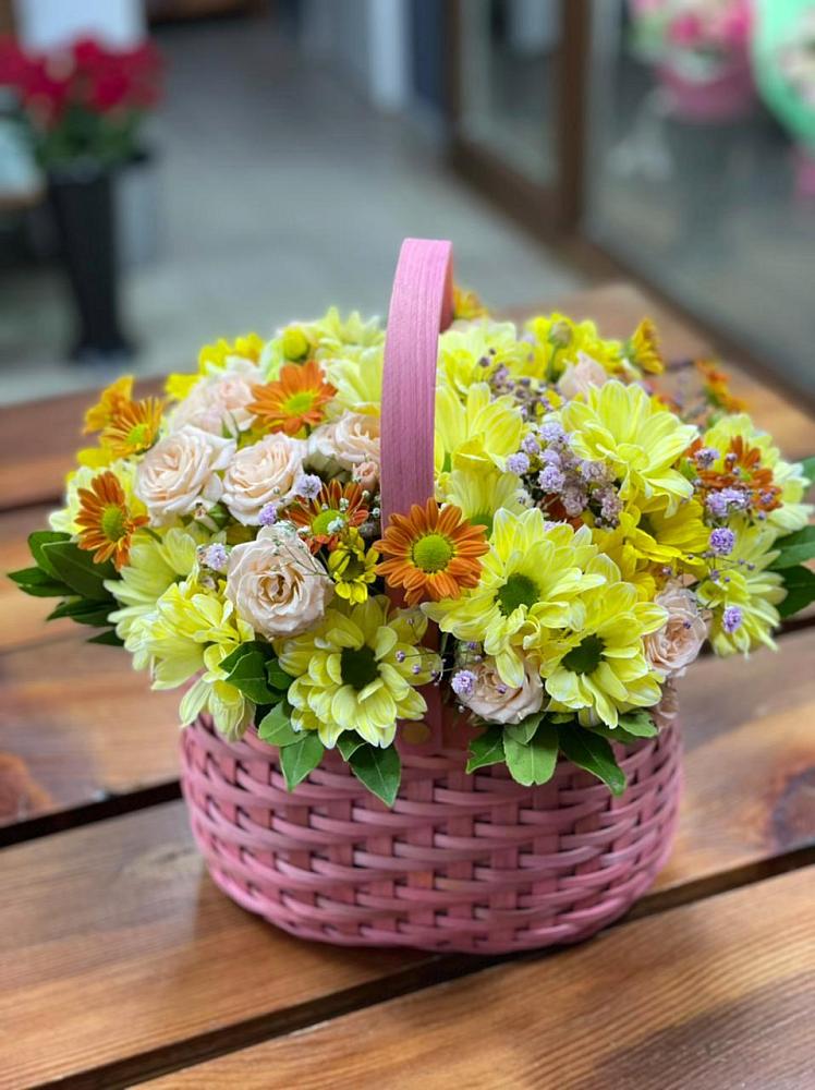 Цветочная композиция из Хризантемы и Розы в корзине в Греческом