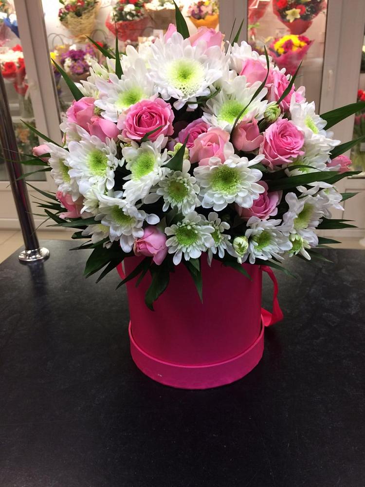 Цветочная композиция из Розы и Хризантемы в шляпной коробке в Греческом