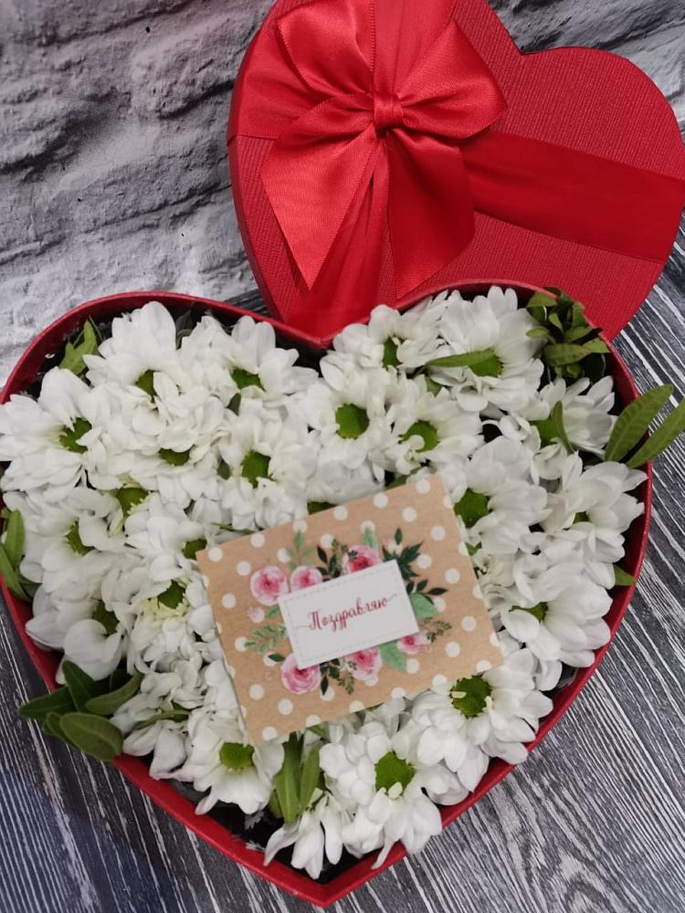 Цветочная композиция из Хризантемы в виде сердца в Греческом