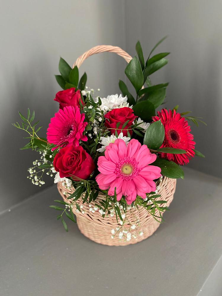 Цветочная композиция из Розы, Хризантемы и Герберы в корзине в Греческом