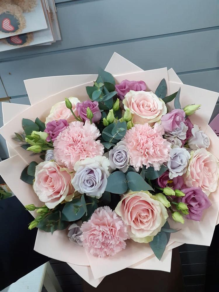 Букет цветов из: Розы, Гвоздики и Лизиантусы в Греческом