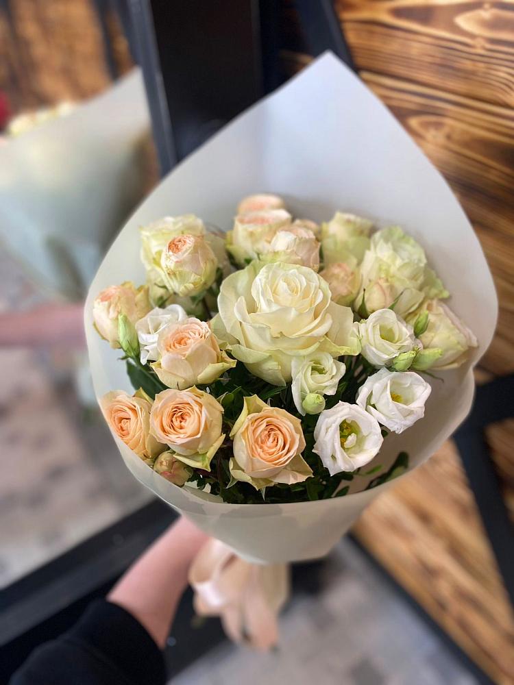 Букет цветов из: Розы и Лизиантусы в Греческом