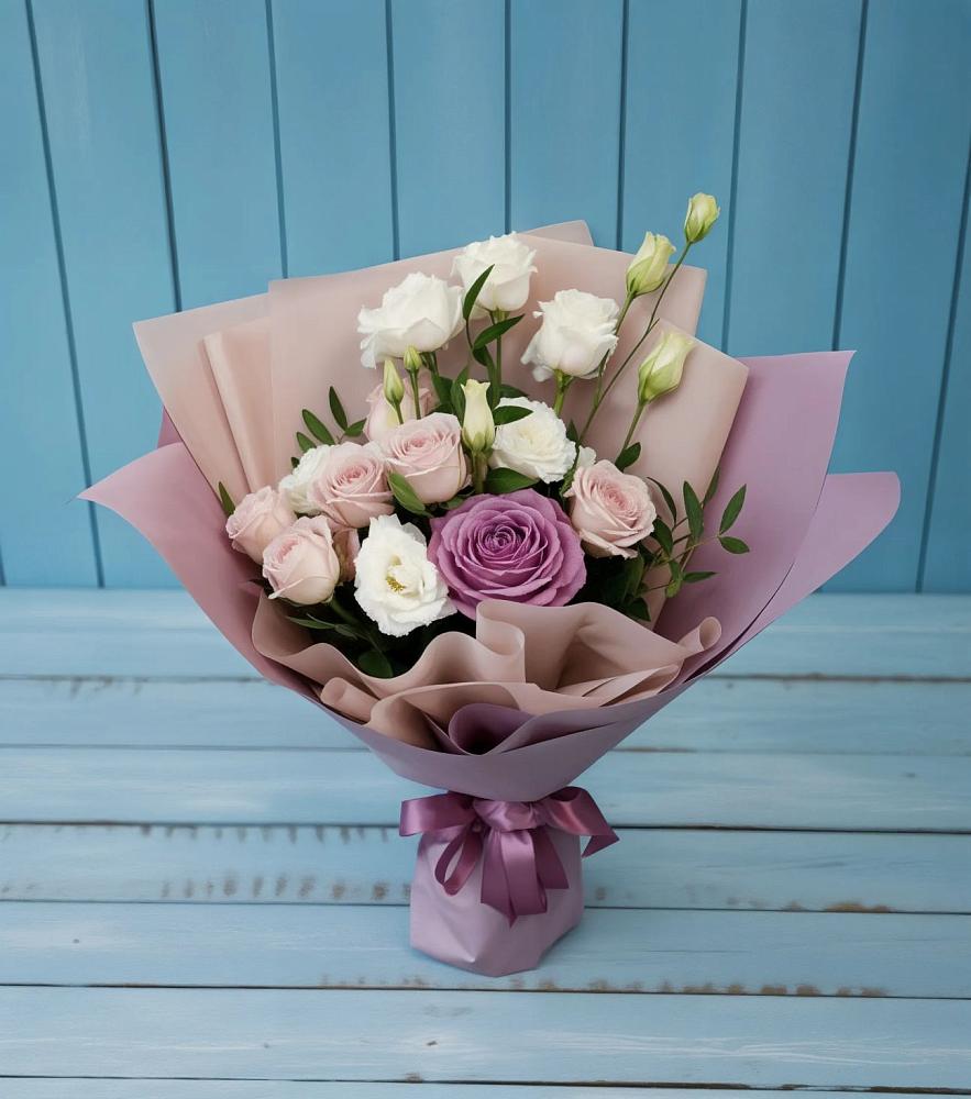 Букет цветов из: Розы и Лизиантусы в Греческом